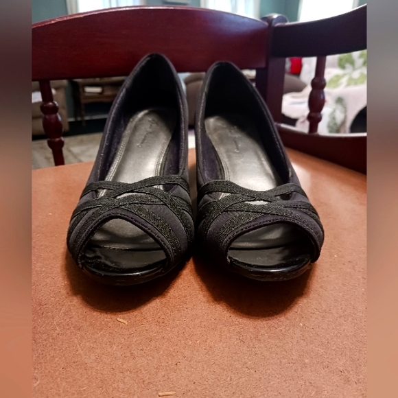 JOHN ROMAINE ONE INCH CRISS CROSS PEEP TOE HEEL - Picture 4 of 4